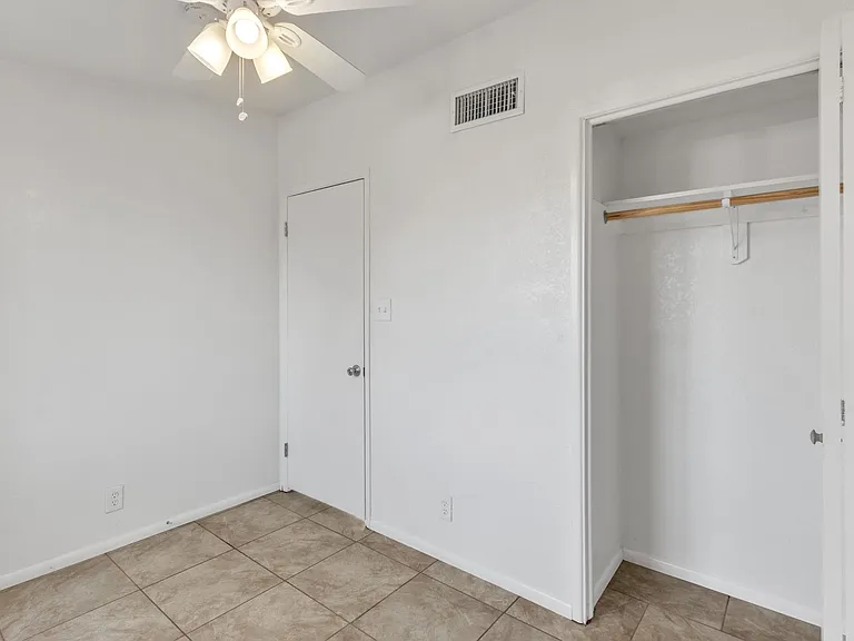 216 Whitton St — Photo 11