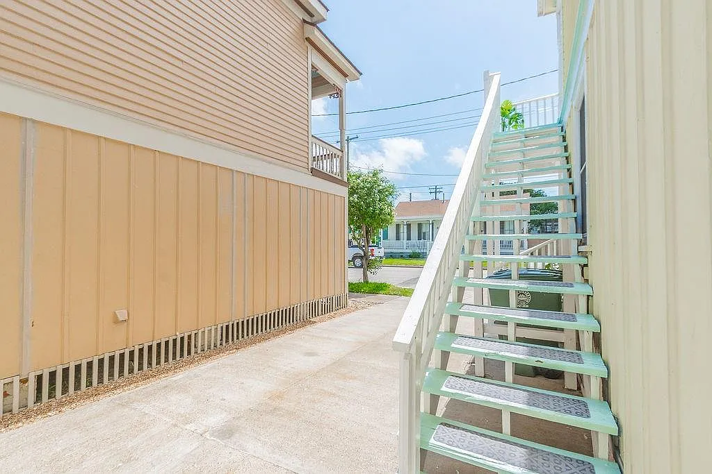2 bed, 1.0 bath, 750 sqft, $1,900 — Photo 3