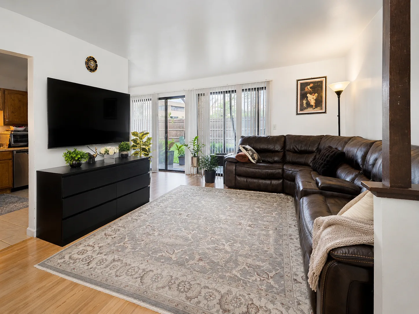 2 bed, 1000 sqft, $1,900 — Photo 2
