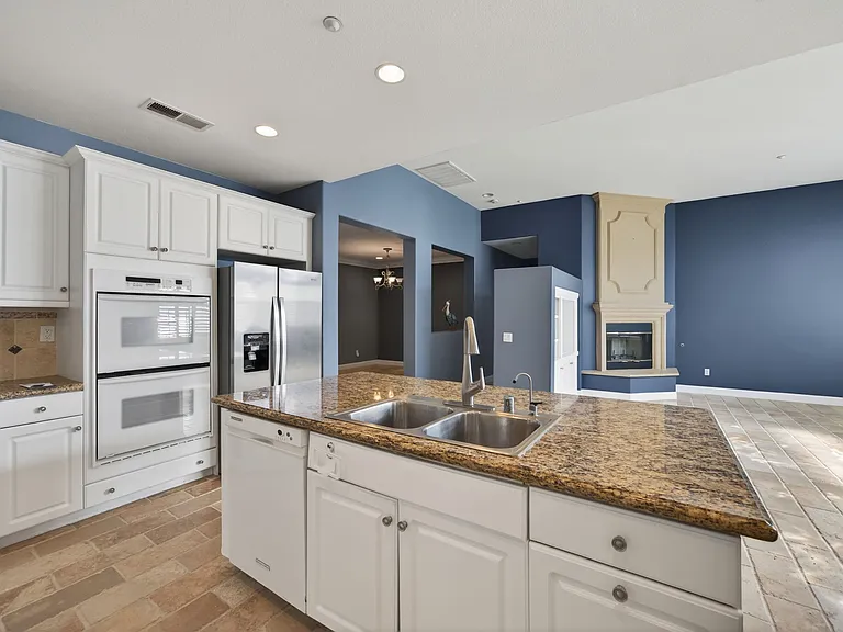 2906 Naples Dr — Photo 2