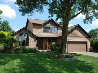 252 Wedgewood Dr, Mahtomedi, MN 55115
