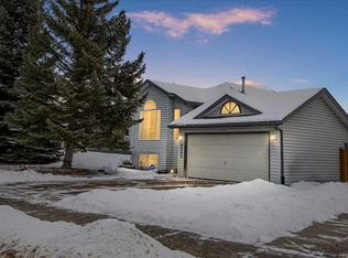 9095 Scurfield Dr NW, Calgary, AB T3L1L3