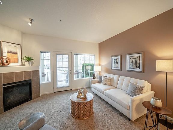 Living room w/fireplace