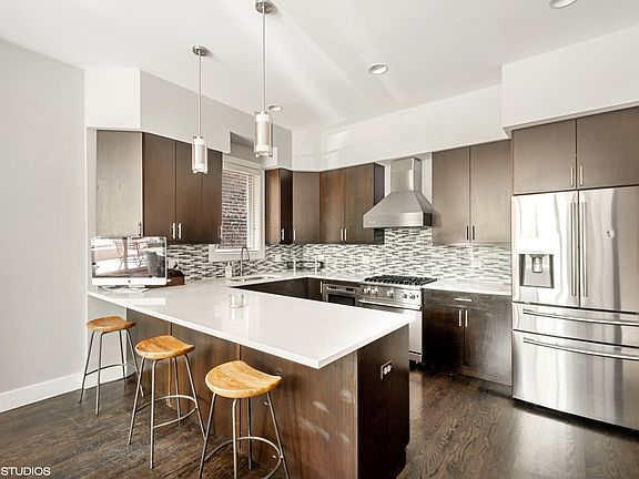 5th image of 1021 N Wood St APT 1