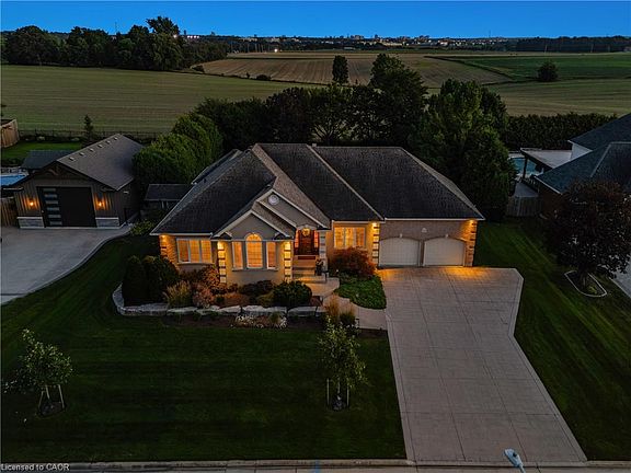 3rd image of 26 Weberlyn Cres