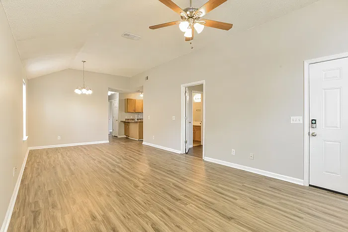 3 bed, 2.0 bath, 1084 sqft, $1,795 — Photo 4
