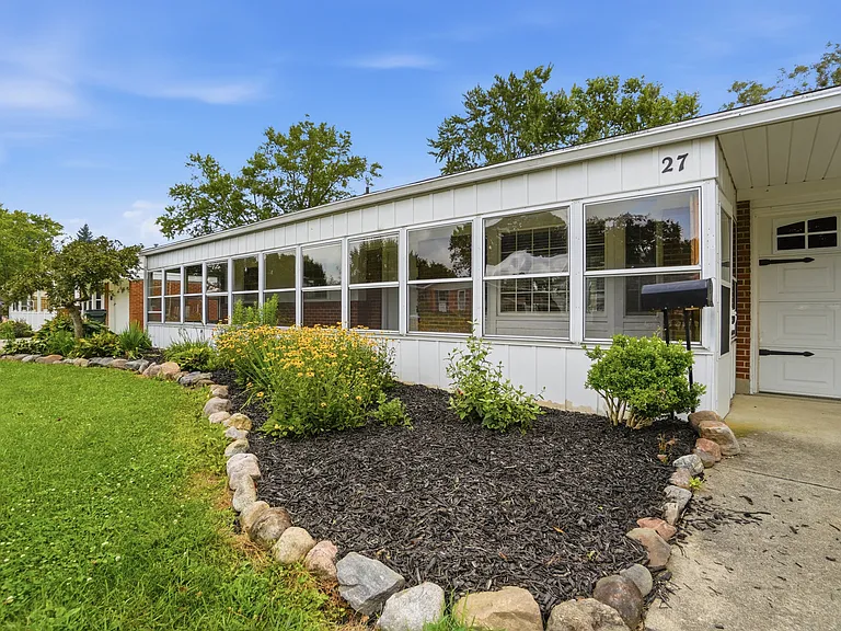 27 Laurelgrove Dr — Photo 3