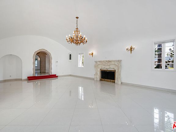 3rd image of 519 N Beverly Dr