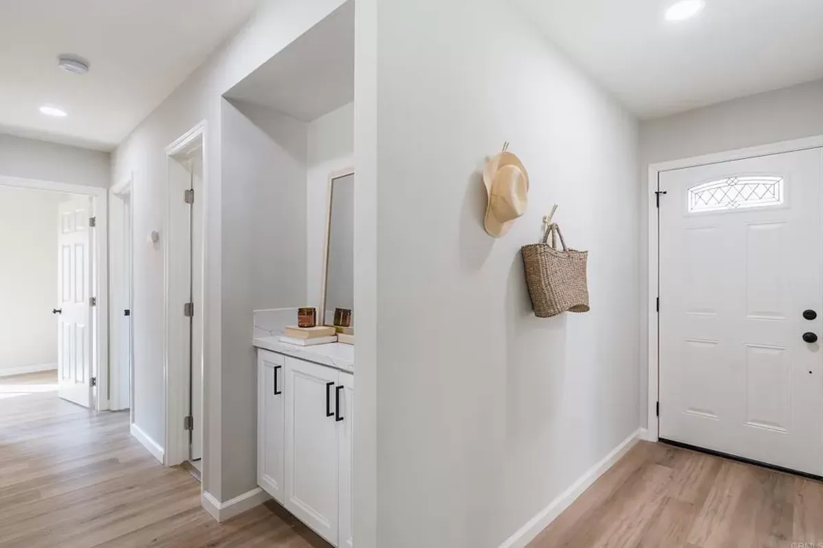 Entry door and hallway - 809 Grapevine Rd