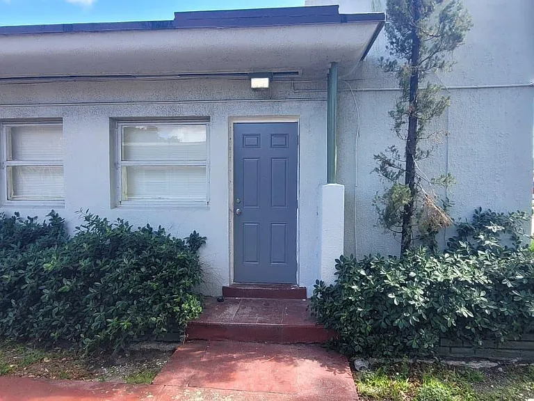 403 N 19th Ave #J — Photo 2