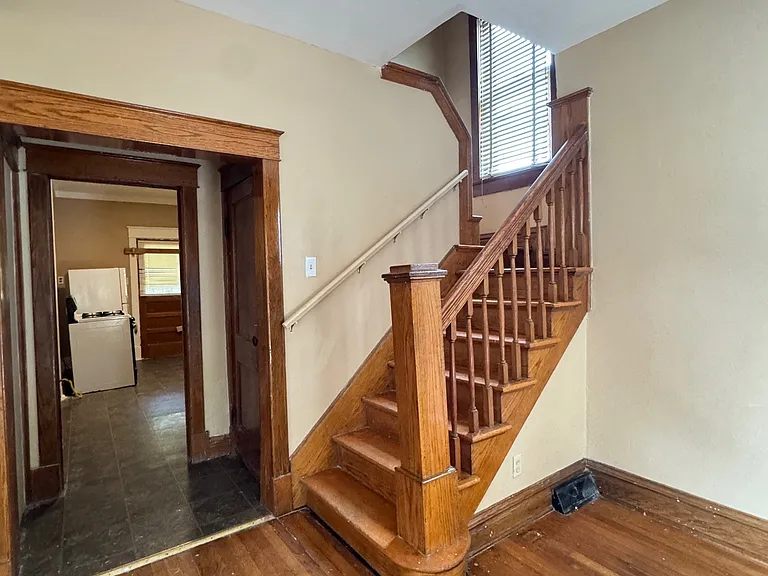 916 Bellefontaine Ave — Photo 3