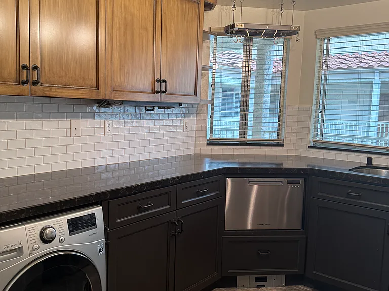3306 Darby St #402 — Photo 8