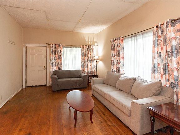 4th image of 1829 Lexington Ave