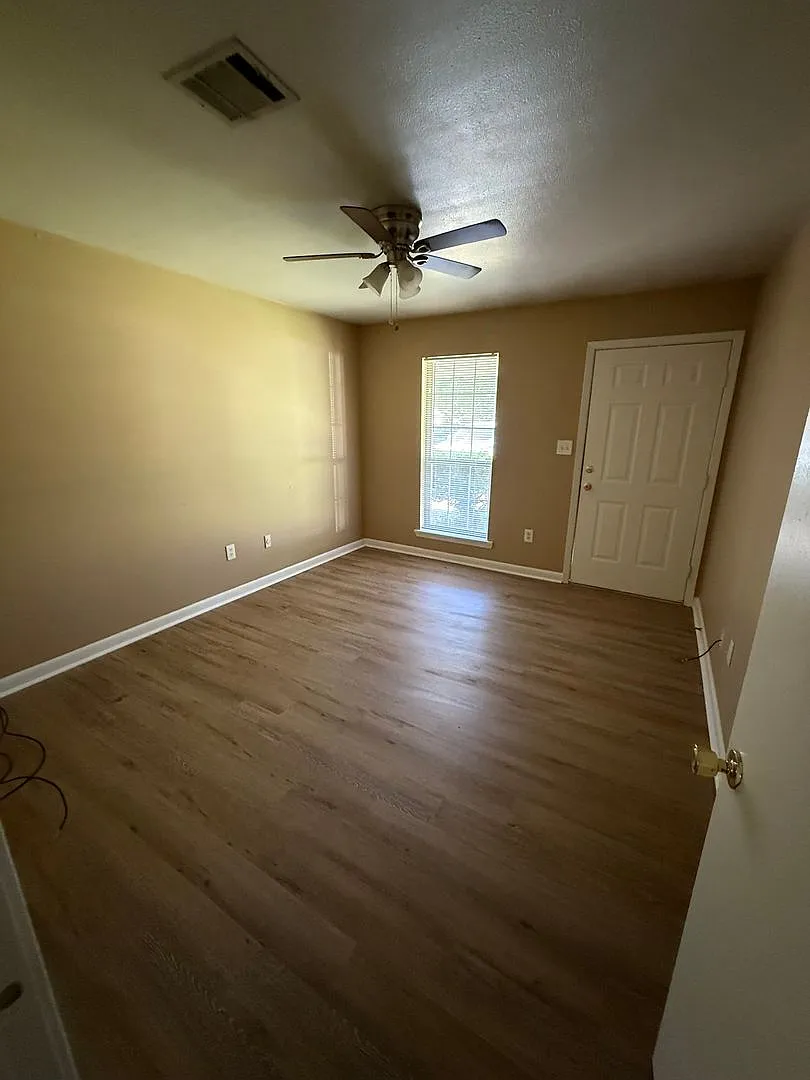 Benton 3 Bedroom, 1.5 Bathroom Home - Like New! — Photo 2
