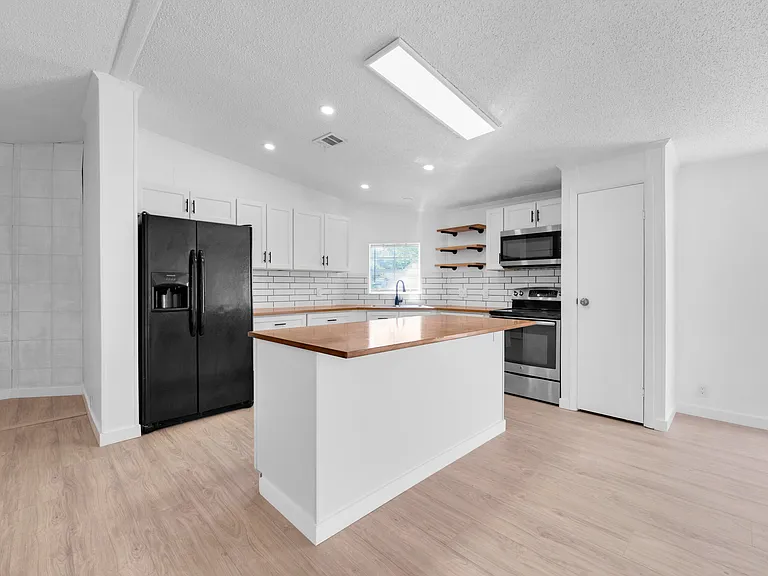 4905 NE 2nd Way — Photo 8