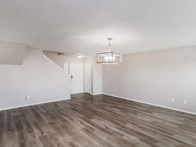 7528 Lazy Spur Blvd — Photo 4