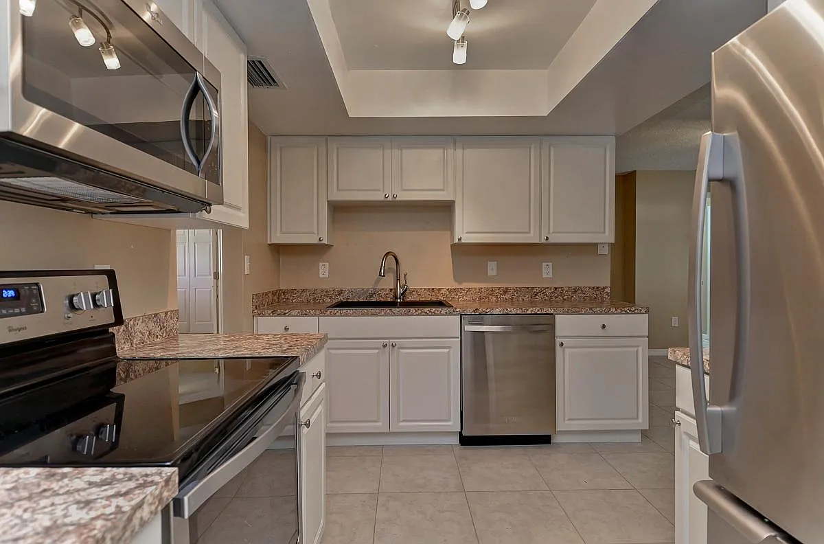 3 bed, 1171 sqft, $1,999 — Photo 2