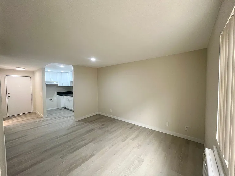 820 Glenoaks Apartments — Photo 3