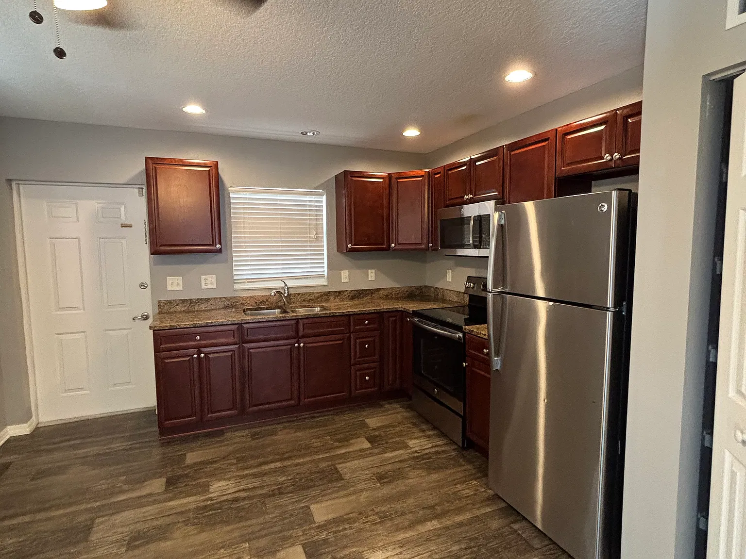 2 bed, 950 sqft, $1,750 — Photo 3