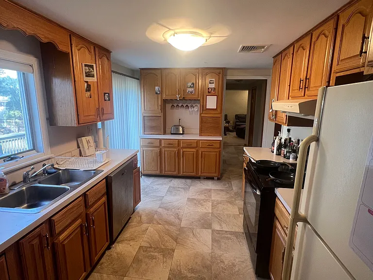 138 Whitman Rd — Photo 7