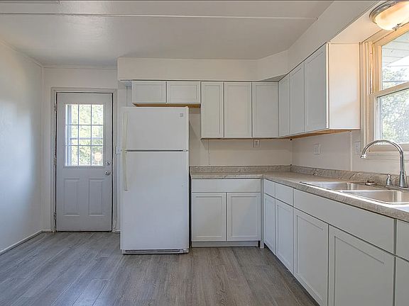 5th image of 902 N Washington St