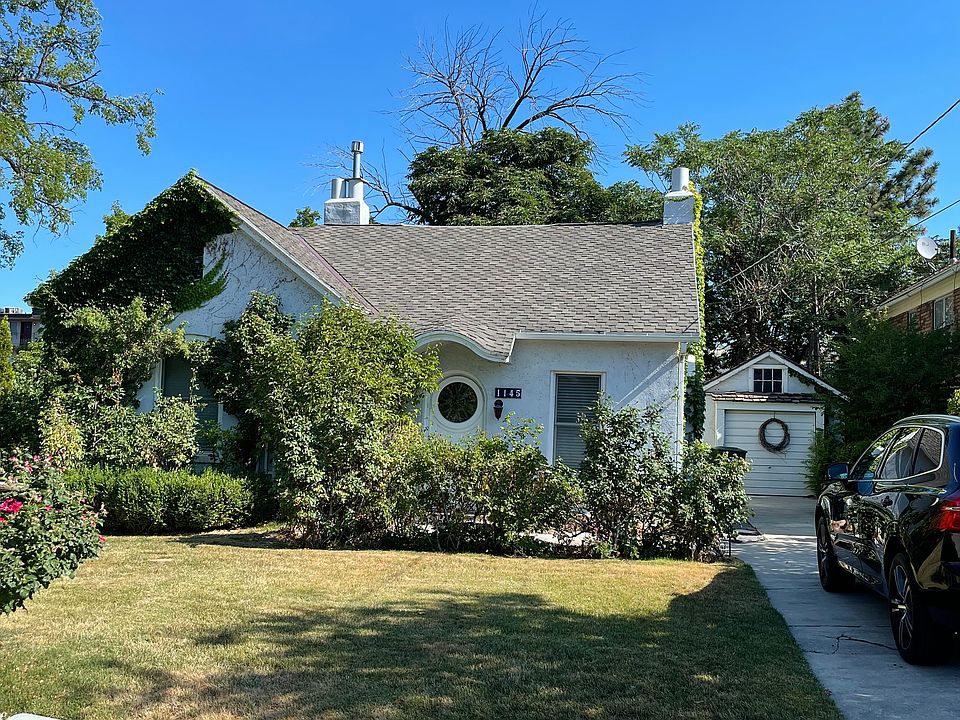 Charming & cozy cottage house with stain glass and round quaint windows. Walkable to the University of Utah.
