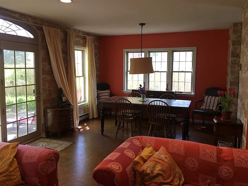 1st image of 11 McMaster St #1