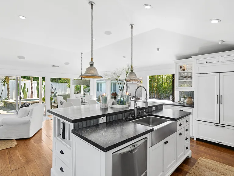 1101 Pembroke Ln — Photo 4