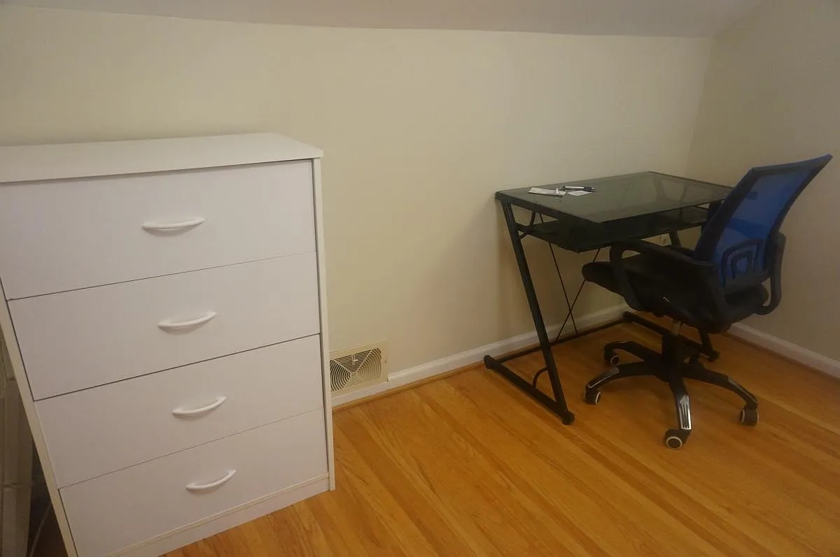 4 bed, 1300 sqft, $550 — Photo 3