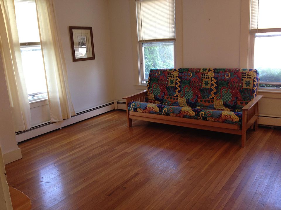 Large living room (13' x14'10") Unfurnished.