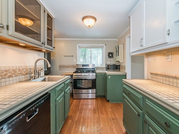 5th image of 37 Embury Pl