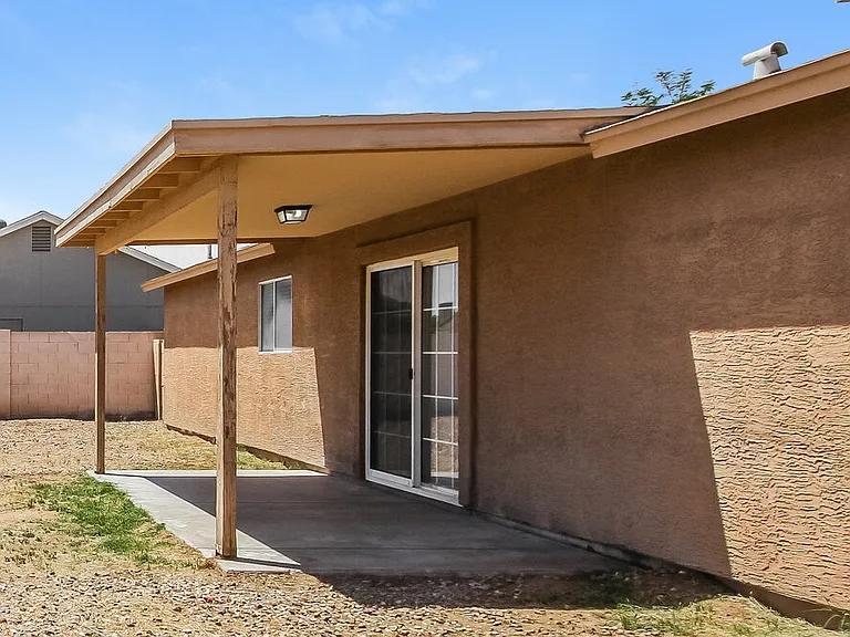 305 E Gardenia Dr — Photo 15