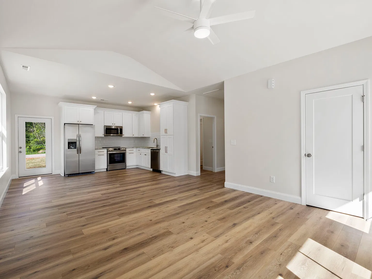 2 bed, 110 sqft, $1,725 — Photo 2