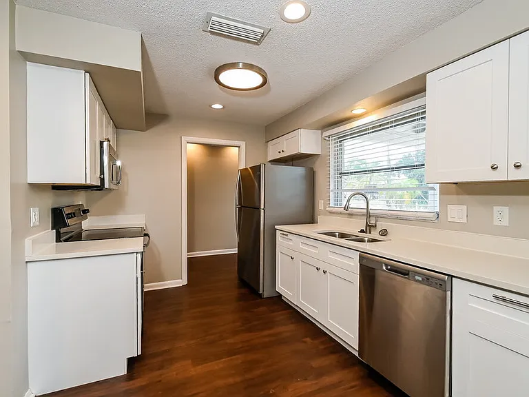 712 Canterbury Rd — Photo 5