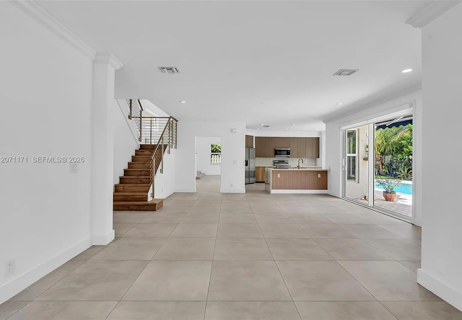 4 bed, 3.0 bath, 3200 sqft, $8,750 — Photo 3