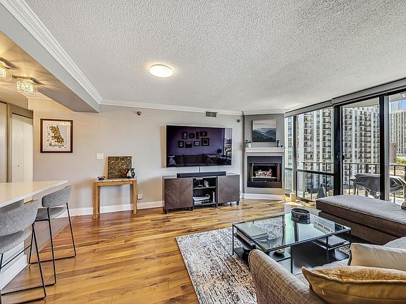 5th image of 1309 N Wells St APT 906