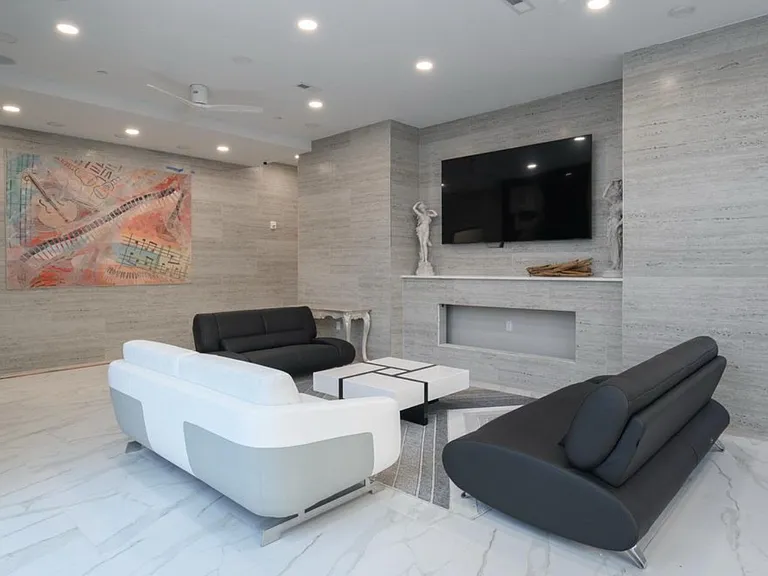 4910 Spruce St #401 — Photo 26