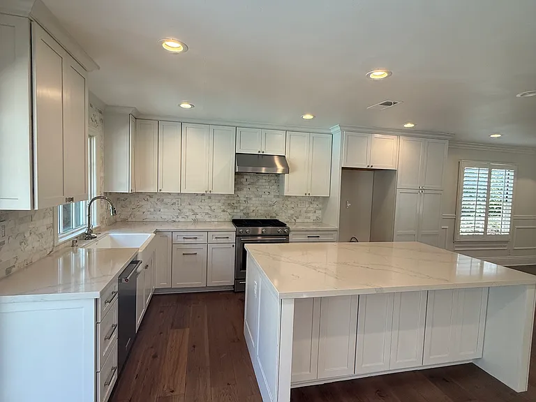 1348 Hollydale Dr — Photo 2