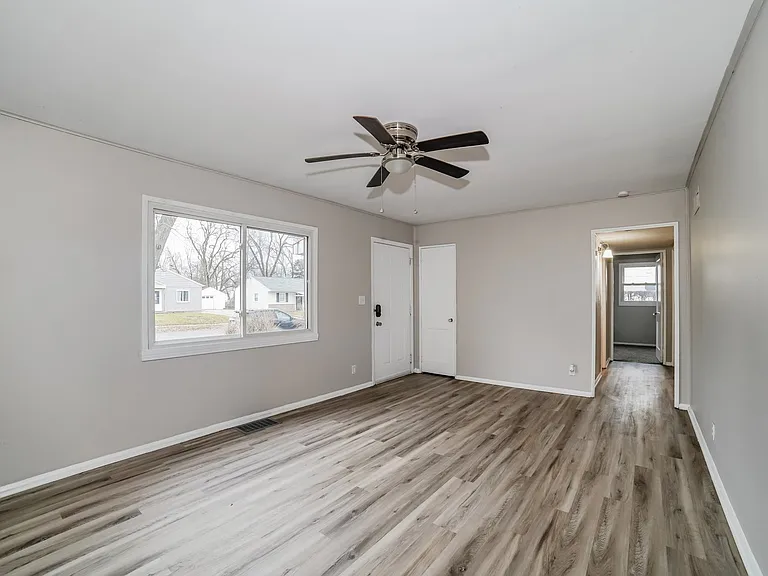 1215878_018_living_room_13458226.jpg