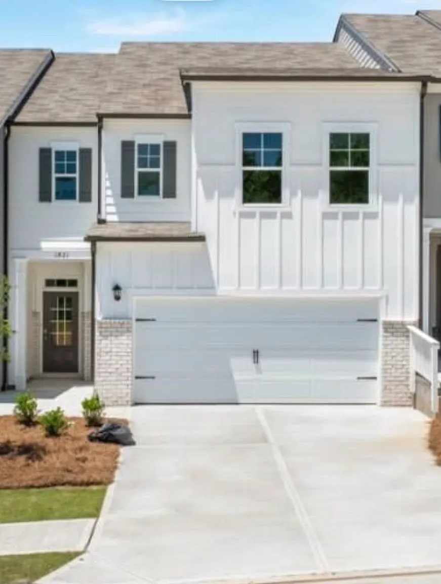 3 bed, 2.5 bath, 2105 sqft, $2,350 — Photo 2