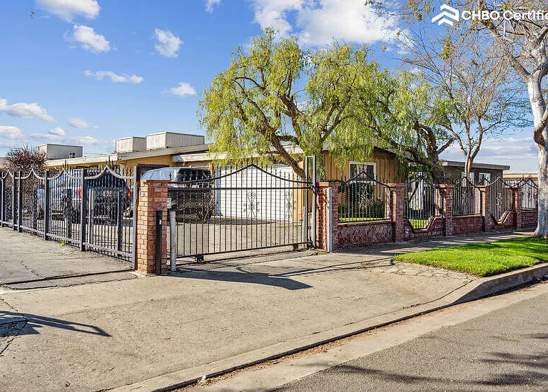 2912 W Century Blvd — Photo 25