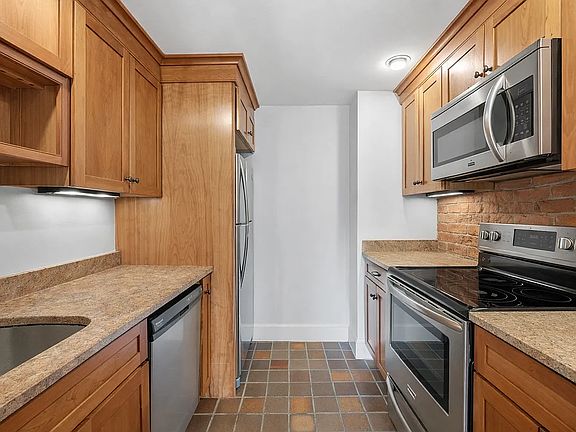 4th image of 111 Gainsborough St Unit 405