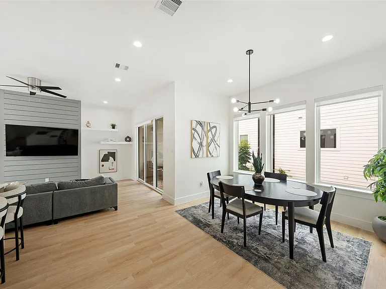 3010 Delano St — Photo 3