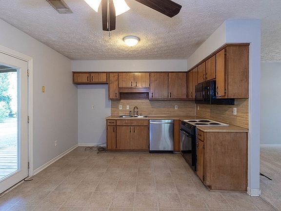 4th image of 141 Lee Road 441