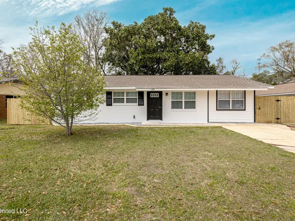 203 Walnut Dr, Ocean Springs, MS 39564