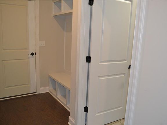 5th image of 125 Suzanne Ct
