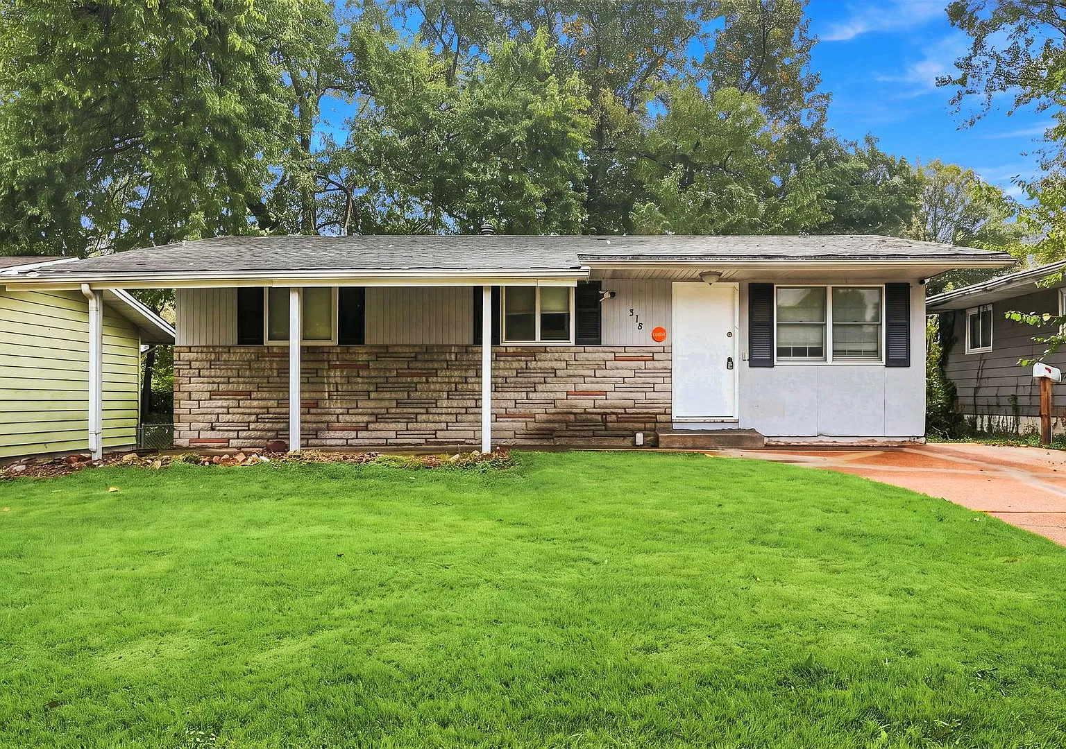 Charming 3-Bedroom Home Section 8 Welcome! — Photo 1