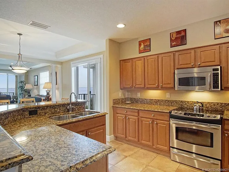 3736 NE Indian River Dr — Photo 7