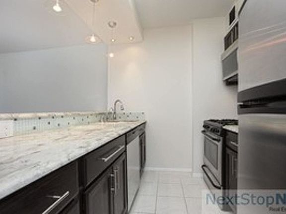 4th image of 235 E 40th St APT 35F