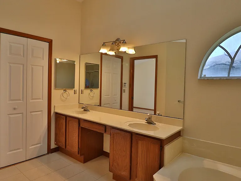 1088 Tivoli Dr — Photo 6